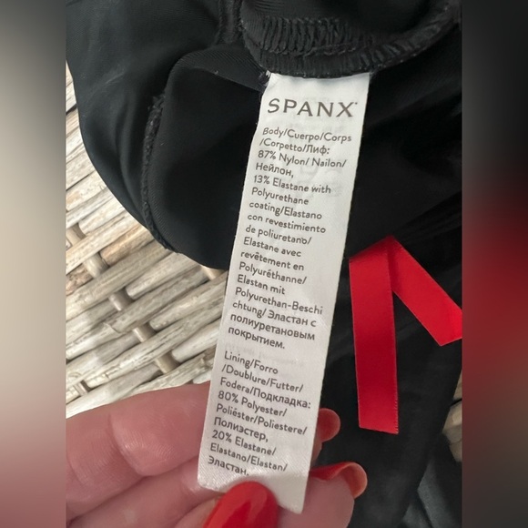 Spanx textured leggings, size XS, EUC, faux leather, form-fitting, black - Picture 5 of 6